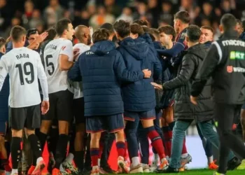 Así fue la riña en el final del derbi en Mestalla
