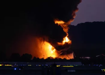 Avión de contribución se estrelló cerca del aeropuerto de Louisville en Estados Unidos; hay al menos 3 muertos y 11 heridos