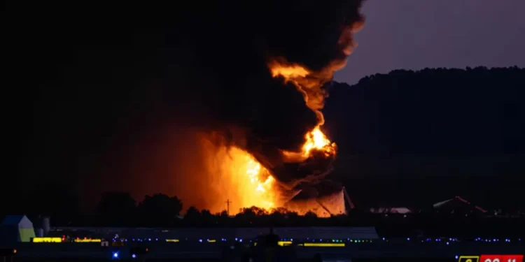 Avión de contribución se estrelló cerca del aeropuerto de Louisville en Estados Unidos; hay al menos 3 muertos y 11 heridos