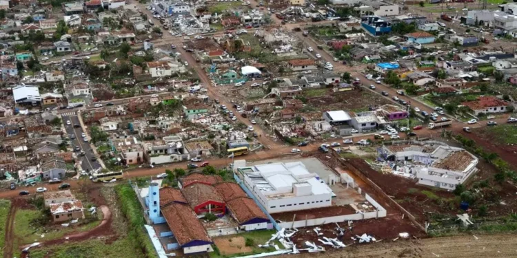 Al menos seis muertos y 750 heridos dejó el tornado que arrasó espina ciudad del sur de Brasil
