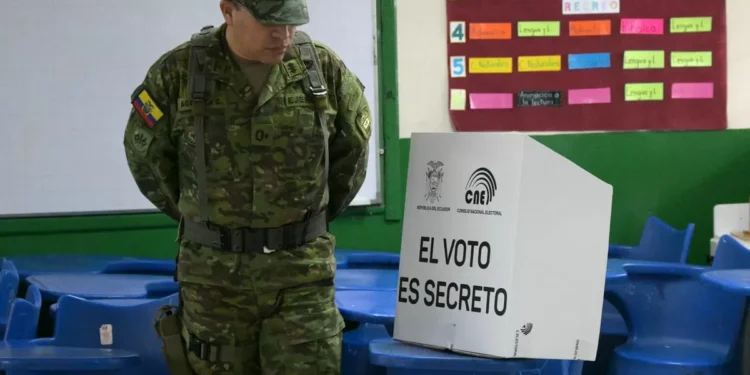 Ecuador vota para concertar sobre instalación de bases militares extranjeras y redacción de nueva Constitución