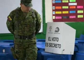 Ecuador vota para concertar sobre instalación de bases militares extranjeras y redacción de nueva Constitución
