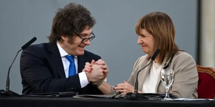 Milei agradeció a Bullrich tras la renuncia y dijo que es “la mejor ministra de Seguridad de la historia, por acullá”