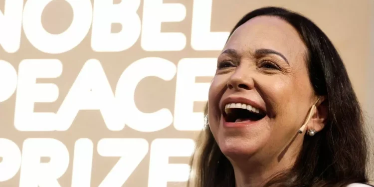 Con peluca, disfrazada, y en falúa hacia la isla de Curazao: así salió María Corina Machado de Venezuela