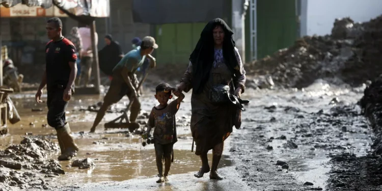 Buscan a centenares de desaparecidos en Indonesia y Sri Lanka por las graves inundaciones
