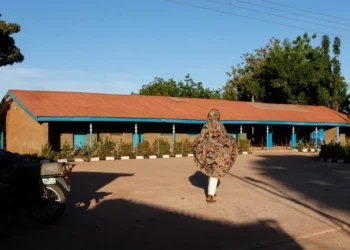 Liberan a cien de los 303 estudiantes secuestrados de una escuela al luz de Nigeria