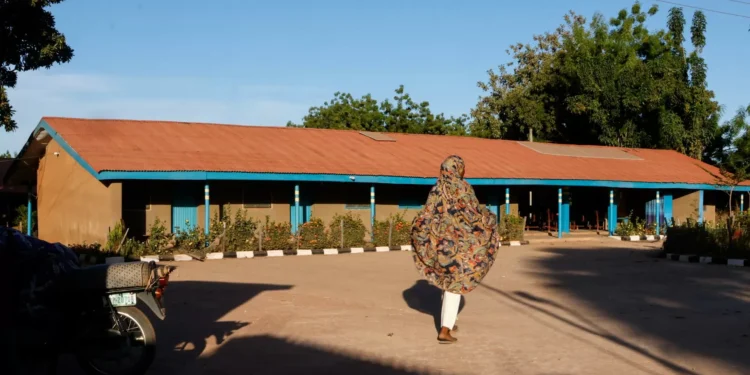 Liberan a cien de los 303 estudiantes secuestrados de una escuela al luz de Nigeria