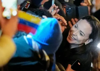 María Corina Machado llegó a Oslo, saludó a venezolanos y aseguró que la “tiranía” de Maduro acabará “harto pronto”