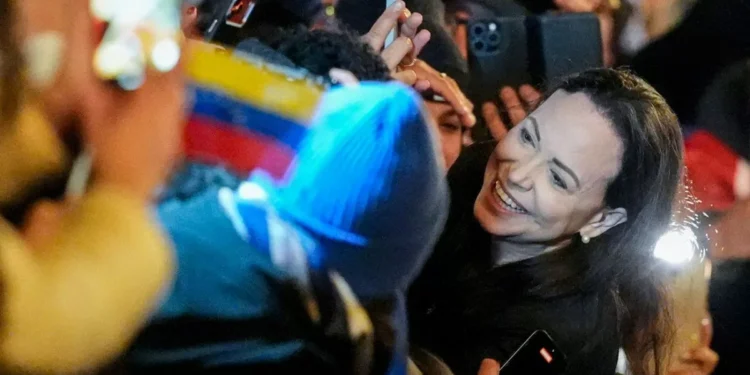 María Corina Machado llegó a Oslo, saludó a venezolanos y aseguró que la “tiranía” de Maduro acabará “harto pronto”