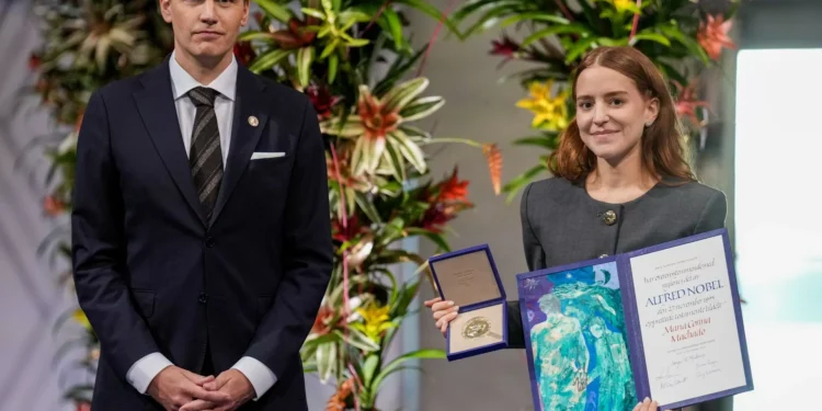 Hija de opositora venezolana María Corina Machado recibe en su nombre el Nobel de la armisticio