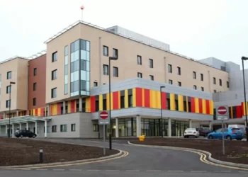 Inculpan en Inglaterra a un médico destacado de agresiones sexuales a más de 30 pacientes