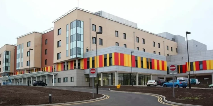 Inculpan en Inglaterra a un médico destacado de agresiones sexuales a más de 30 pacientes