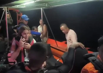 Naufragio en Indonesia: encontraron el cuerpo de una niña que es hija de un oriental; continúan la búsqueda