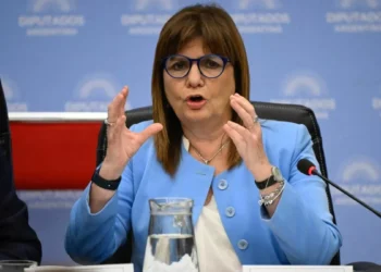 La ministra de Seguridad de Argentina Patricia Bullrich le presentó la dejación al presidente Milei