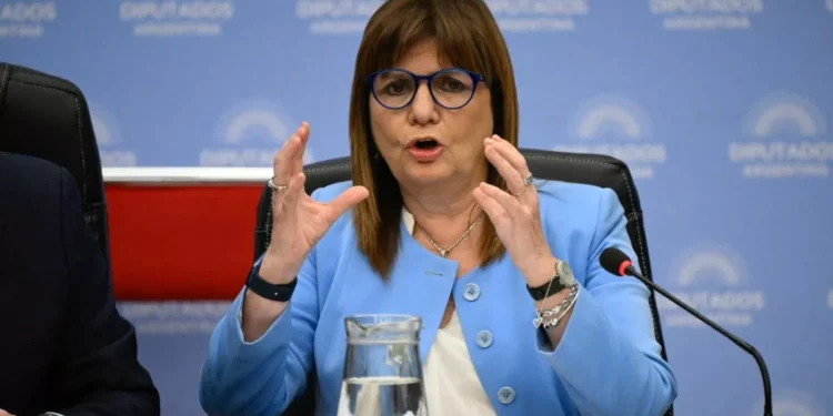 La ministra de Seguridad de Argentina Patricia Bullrich le presentó la dejación al presidente Milei