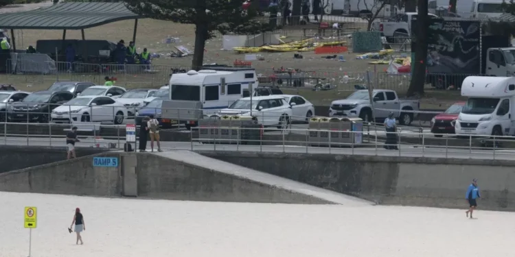 Atentado en Australia: padre e hijuelo mataron a 15 personas durante una festividad judía en una playa en Sídney