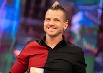 Dabiz Muñoz cumple con la tradición y luce el ropaje de las Campanadas de Cristina Pedroche