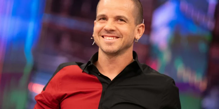 Dabiz Muñoz cumple con la tradición y luce el ropaje de las Campanadas de Cristina Pedroche