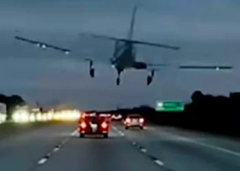 Aterrizaje de emergencia en EEUU: una avioneta bajó sobre un coche en una cochepista y quedó filmada