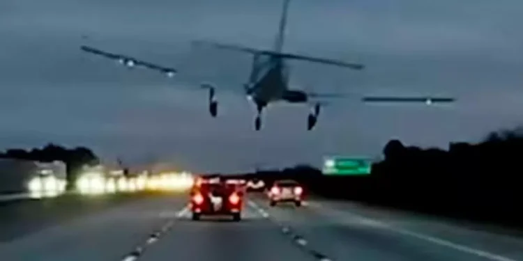 Aterrizaje de emergencia en EEUU: una avioneta bajó sobre un coche en una cochepista y quedó filmada