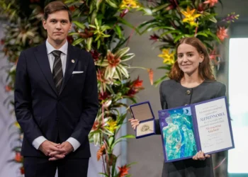 Hija de opositora venezolana María Corina Machado recibe en su renombre el Nobel de la Paz