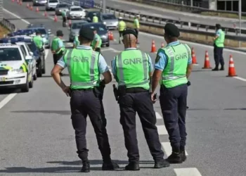 ¿Puedo emplear la baliza V16 en Portugal o tengo que conservar los triángulos de emergencia?