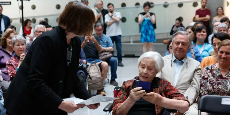 Siete décadas de trayectoria / U. de Chile otorga a Delfina Guzmán la Medalla al Mérito Cultural «enseñante Pedro de la Barra» 