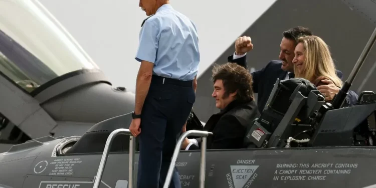 Milei presenta cazas F16 que compró a Dinamarca como “ángeles protectores” de Argentina