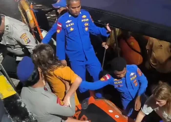 Dos hijos de un oriental son buscados tras un naufragio en Indonesia; el hombre viajó hacia el lugar