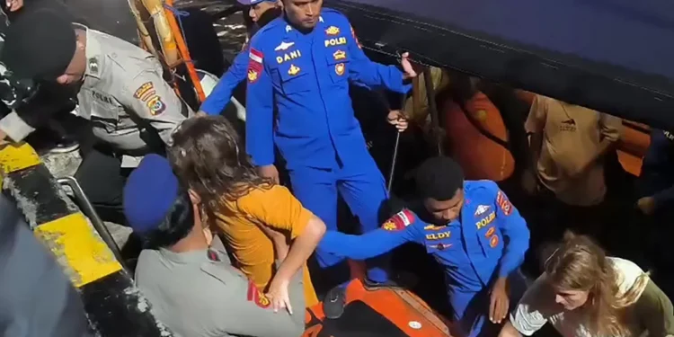 Dos hijos de un oriental son buscados tras un naufragio en Indonesia; el hombre viajó hacia el lugar