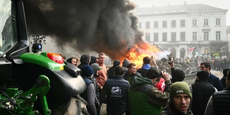 Movilización de cientos de agricultores en Bruselas versus el tratado entre Unión Europea y Mercosur