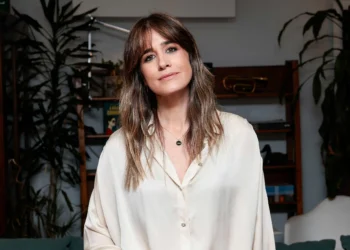 La presentadora Isabel Jiménez, sobre la novelística corta que está arrasando entre las mujeres de más de 50: “Superdivertido. Me he reído exuberante”