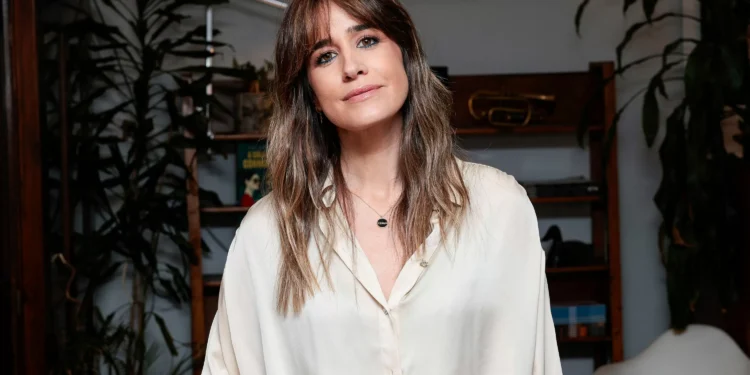 La presentadora Isabel Jiménez, sobre la novelística corta que está arrasando entre las mujeres de más de 50: “Superdivertido. Me he reído exuberante”