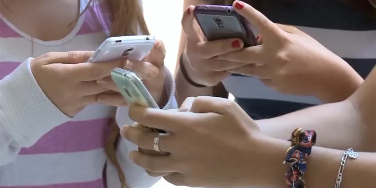 Chile aprueba ley que prohíbe uso de celulares en colegios