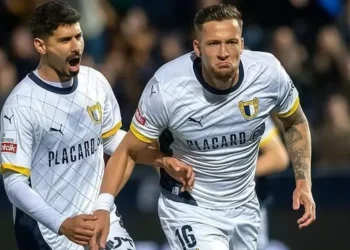 El valía CF sigue al teléfono por De Haas, central que el Famalicão se resiste a perder