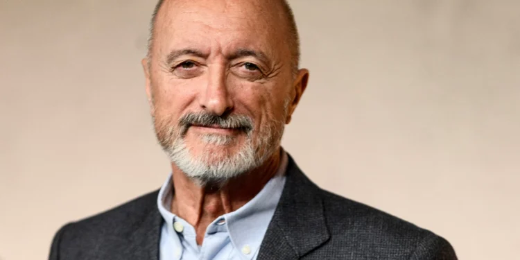 Arturo Pérez-Reverte (74 años) recomienda esta desconocida novelística negra de 384 páginas a todos los amantes los libros de suspense: “Lean esta hecho maestra”