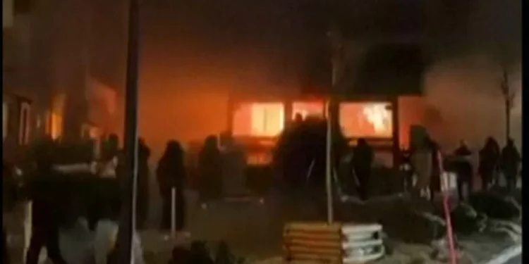 hecatombe en Suiza: Policía teme que haya “decenas” de muertos tras calcinación en bar de la estación de esquí más famosa de Europa