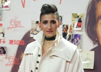 ganadorí es la luminosa cganadora de Alba flores en el centro de Madrid en tonos blancos y con grandes estanteríganador para libros