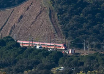 España espera reabrir en diez días la línea cerrada por el siniestro ferroviario que dejó 45 muertos