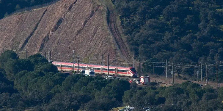 España espera reabrir en diez días la línea cerrada por el siniestro ferroviario que dejó 45 muertos