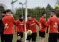 Las primeras horas de Andrés Cuenca en Mareo: la saludo de la plantilla en una sesión con Riestra pendiente