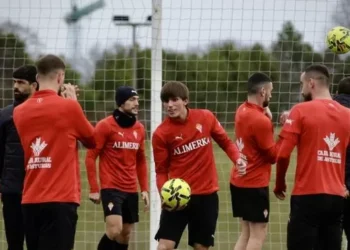 Las primeras horas de Andrés Cuenca en Mareo: la saludo de la plantilla en una sesión con Riestra pendiente