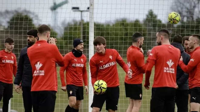 Las primeras horas de Andrés Cuenca en Mareo: la saludo de la plantilla en una sesión con Riestra pendiente