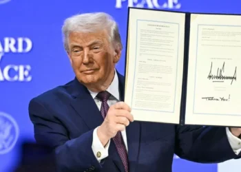 Donald Trump firmó la carta fundadora de su Consejo de Paz, y dijo que ajustará con Naciones Unidas