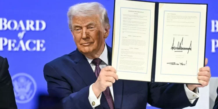 Donald Trump firmó la carta fundadora de su Consejo de Paz, y dijo que ajustará con Naciones Unidas