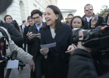 María Corina Machado entregó a Trump la medalla del Nobel enmarcada como “agradecimiento”