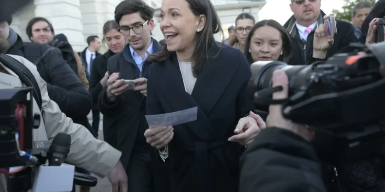 María Corina Machado entregó a Trump la medalla del Nobel enmarcada como “agradecimiento”