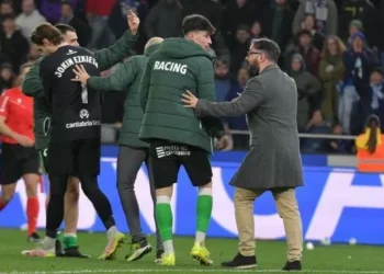 Así fue la “peineta a la escalera” de Mantilla que provocó su expulsión en el Deportivo-Racing