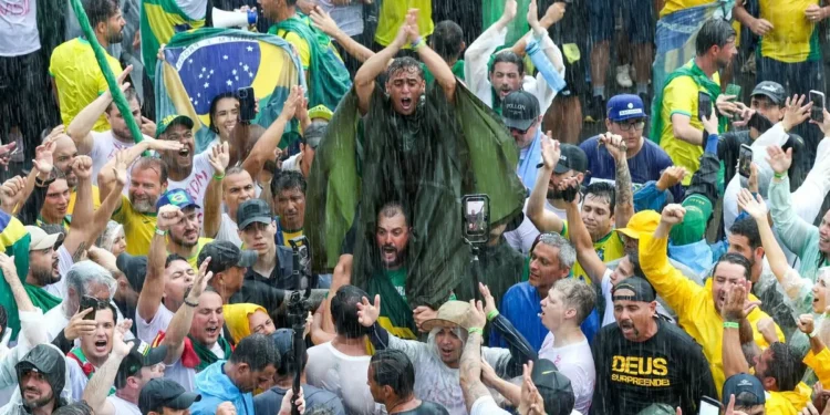 Casi 50 hospitalizados por un centella que cayó cerca de seguidores de Bolsonaro en Brasil: mirá el video