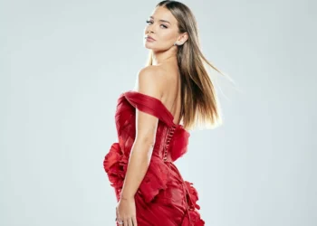 Laura Escanes sorprende cantando con Miki Nuñez en las Campanadas 2025